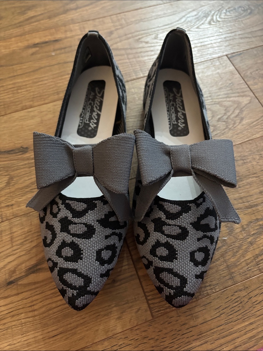 Skechers Gray & Black Leopard Bow Pointed Flats